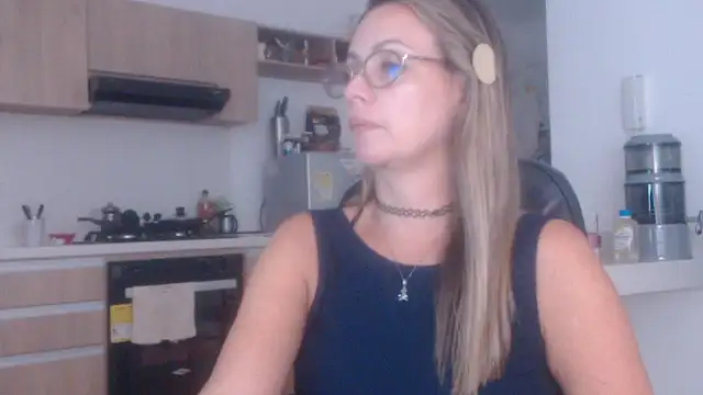 Snapshot of LovePaula chatting on 10/23/25, 11:03 LovePaula online show from 10/23/25, 11:03