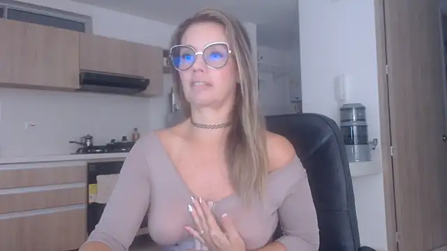 Snapshot of LovePaula chatting on 10/25/25, 11:07 LovePaula online show from 10/25/25, 11:07