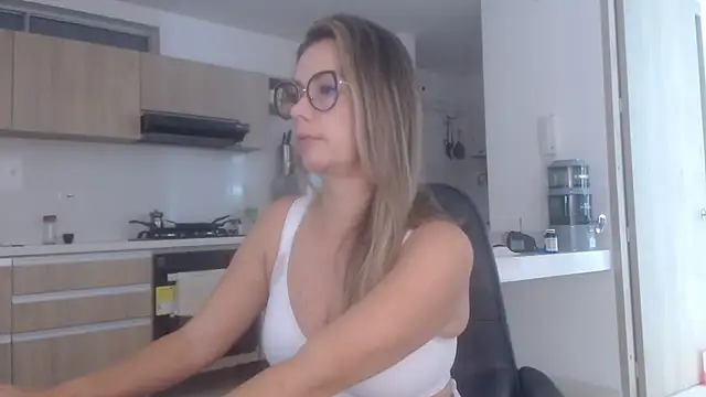 Snapshot of LovePaula chatting on 11/07/25, 12:05 LovePaula online show from 11/07/25, 12:05