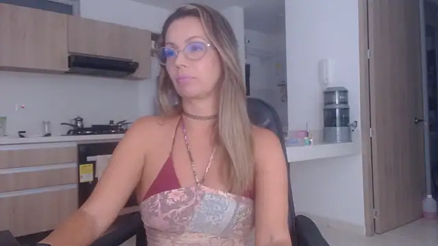 Snapshot of LovePaula chatting on 11/22/25, 09:58 LovePaula online show from 11/22/25, 09:58