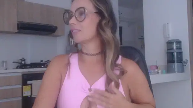 Snapshot of LovePaula chatting on 11/23/25, 12:27 LovePaula online show from 11/23/25, 12:27