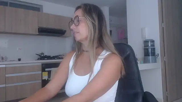 Snapshot of LovePaula chatting on 11/24/25, 12:38 LovePaula online show from 11/24/25, 12:38