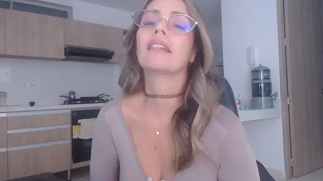 Snapshot of LovePaula chatting on 11/30/25, 12:20 LovePaula online show from 11/30/25, 12:20