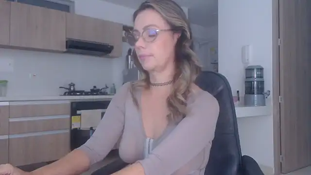 Snapshot of LovePaula chatting on 12/14/25, 11:37 LovePaula online show from 12/14/25, 11:37