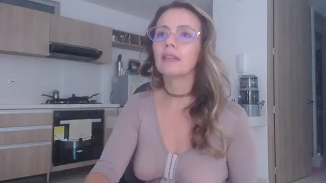 Snapshot of LovePaula chatting on 12/15/25, 11:47 LovePaula online show from 12/15/25, 11:47