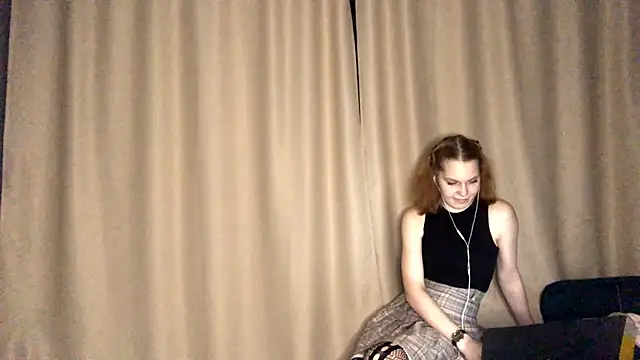 Snapshot of FoxLina chatting on 10/10/25, 07:46 FoxLina online show from 10/10/25, 07:46