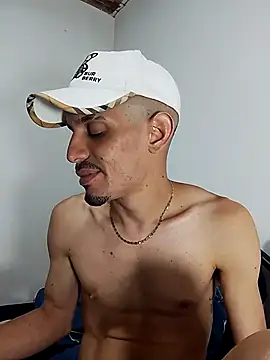 Snapshot of LATINO27CM chatting on 10/15/25, 12:44 LATINO27CM online show from 10/15/25, 12:44