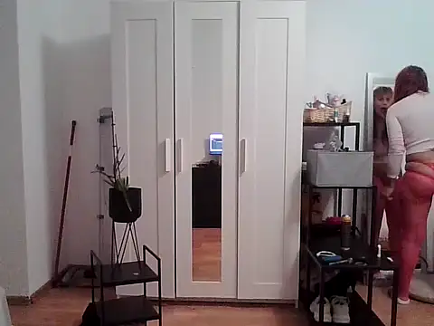 Snapshot of HotLenaX chatting on 10/22/25, 12:22 HotLenaX online show from 10/22/25, 12:22