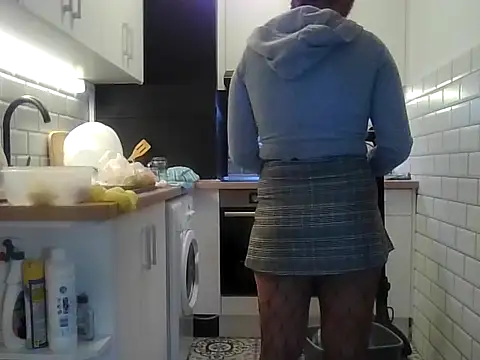 Snapshot of HotLenaX chatting on 10/24/25, 10:50 HotLenaX online show from 10/24/25, 10:50