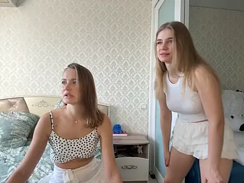 Snapshot of twoflowersshy chatting on 10/04/25, 06:11 twoflowersshy online show from 10/04/25, 06:11