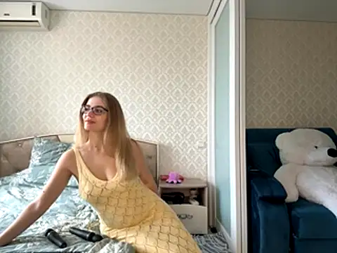 Snapshot of twoflowersshy chatting on 10/16/25, 09:21 twoflowersshy online show from 10/16/25, 09:21