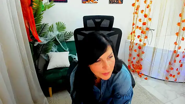 Snapshot of Moon_Veloure1 chatting on 10/20/25, 04:46 Moon Veloure1 online show from 10/20/25, 04:46