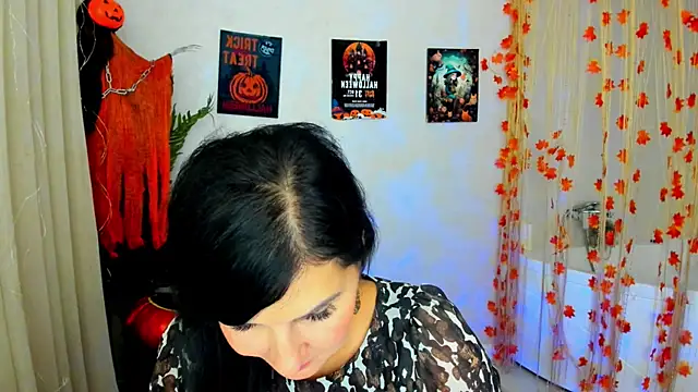 Snapshot of Moon_Veloure1 chatting on 10/26/25, 12:00 Moon Veloure1 online show from 10/26/25, 12:00