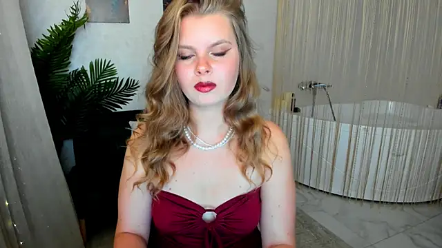 Snapshot of WildeDesiree chatting on 10/03/25, 12:02 WildeDesiree online show from 10/03/25, 12:02