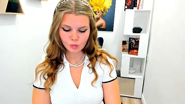 Snapshot of WildeDesiree chatting on 10/08/25, 11:41 WildeDesiree online show from 10/08/25, 11:41