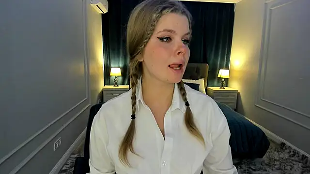 Snapshot of WildeDesiree chatting on 10/09/25, 12:03 WildeDesiree online show from 10/09/25, 12:03