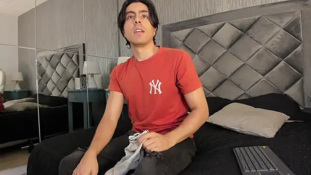 Snapshot of dylan_cross_ chatting on 09/25/25, 11:25 dylan cross online show from 09/25/25, 11:25