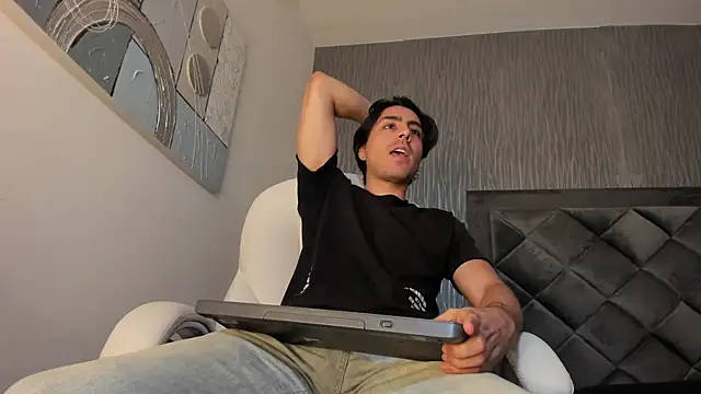 Snapshot of dylan_cross_ chatting on 09/26/25, 11:14 dylan cross online show from 09/26/25, 11:14