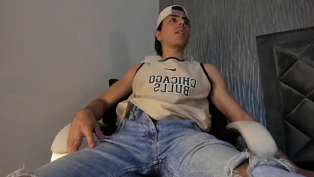 Snapshot of dylan_cross_ chatting on 10/13/25, 11:21 dylan cross online show from 10/13/25, 11:21