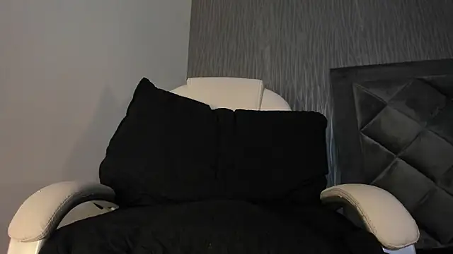 Snapshot of dylan_cross_ chatting on 10/20/25, 11:32 dylan cross online show from 10/20/25, 11:32