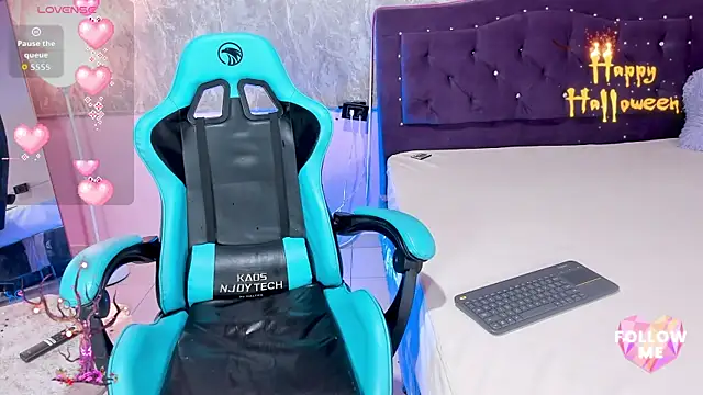 Snapshot of Lauren_smiles chatting on 10/18/25, 04:37 Lauren smiles online show from 10/18/25, 04:37