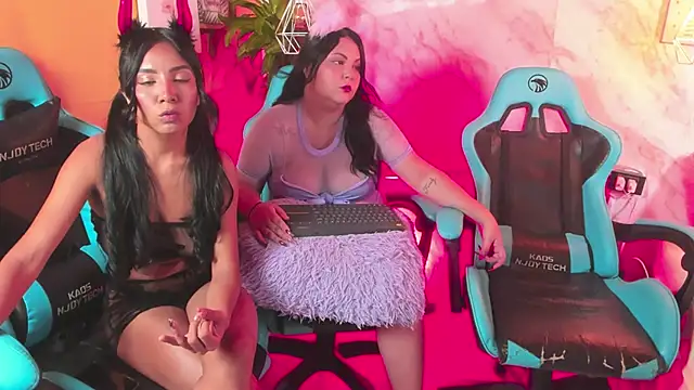 Snapshot of Lauren_smiles chatting on 10/19/25, 05:30 Lauren smiles online show from 10/19/25, 05:30