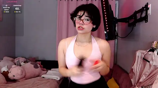 Snapshot of LunaMilav chatting on 10/26/25, 01:00 LunaMilav online show from 10/26/25, 01:00