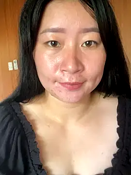 Snapshot of violet-00 chatting on 10/06/25, 05:05 violet-00 online show from 10/06/25, 05:05