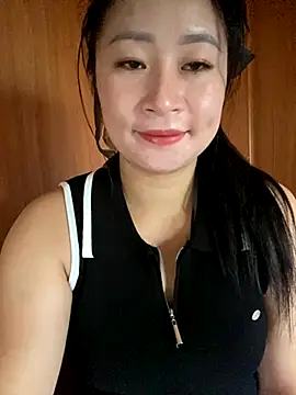 Snapshot of violet-00 chatting on 10/19/25, 01:06 violet-00 online show from 10/19/25, 01:06