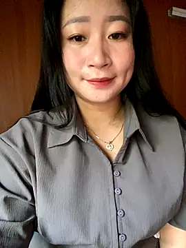 Snapshot of violet-00 chatting on 10/20/25, 01:06 violet-00 online show from 10/20/25, 01:06