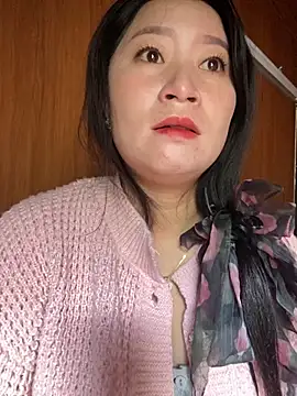 Snapshot of violet-00 chatting on 10/23/25, 12:43 violet-00 online show from 10/23/25, 12:43