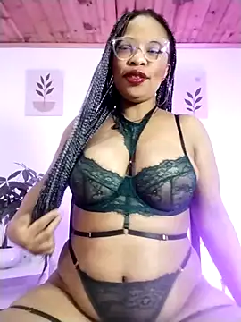 Snapshot of Lauraricci__ chatting on 10/04/25, 10:24 Lauraricci online show from 10/04/25, 10:24