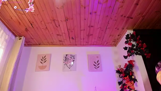 Snapshot of Lauraricci__ chatting on 10/11/25, 11:20 Lauraricci online show from 10/11/25, 11:20