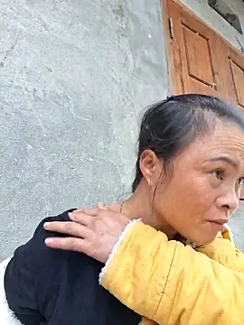 Snapshot of xuxulovezz chatting on 10/24/25, 06:54 xuxulovezz online show from 10/24/25, 06:54