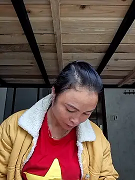 Snapshot of xuxulovezz chatting on 10/25/25, 04:42 xuxulovezz online show from 10/25/25, 04:42