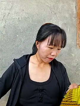 Snapshot of helenzz chatting on 10/10/25, 12:53 helenzz online show from 10/10/25, 12:53