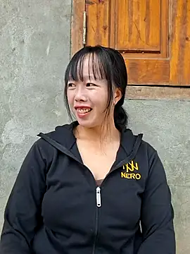 Snapshot of helenzz chatting on 10/11/25, 01:05 helenzz online show from 10/11/25, 01:05