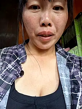 Snapshot of helenzz chatting on 10/23/25, 05:29 helenzz online show from 10/23/25, 05:29