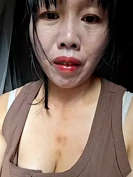 Snapshot of helenzz chatting on 10/28/25, 12:47 helenzz online show from 10/28/25, 12:47