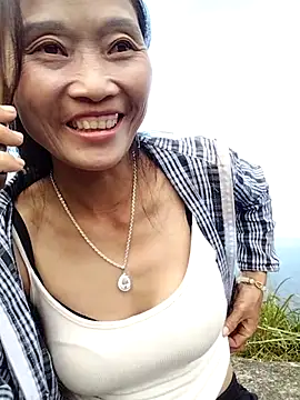 Snapshot of abigail-00 chatting on 11/04/25, 08:02 abigail-00 online show from 11/04/25, 08:02