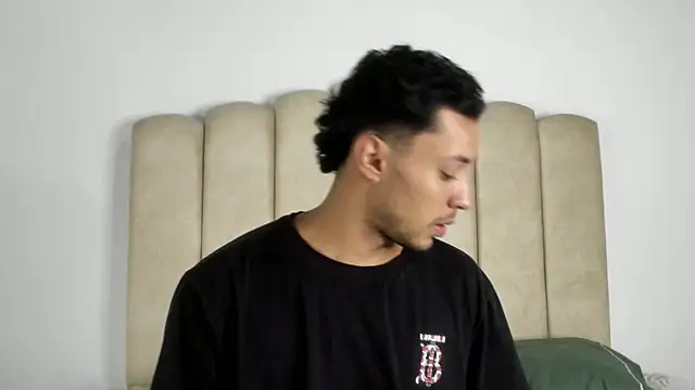 aroncooper1 online show from 10/06/25, 09:51