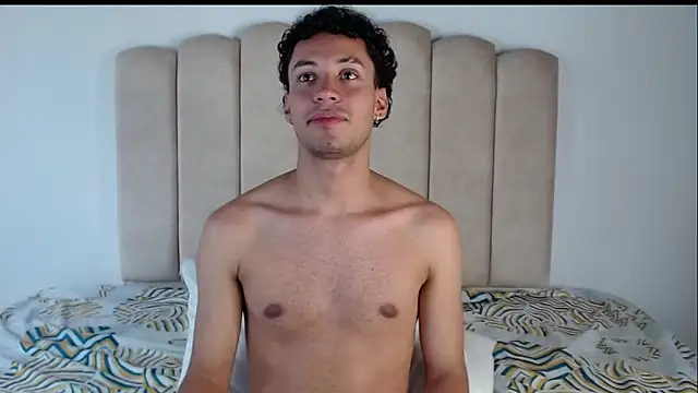 aroncooper1 online show from 10/31/25, 03:57