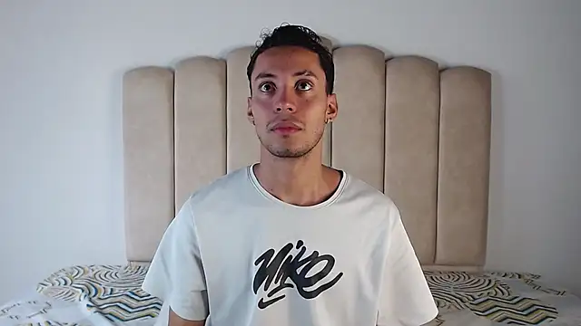 aroncooper1 online show from 11/02/25, 08:11