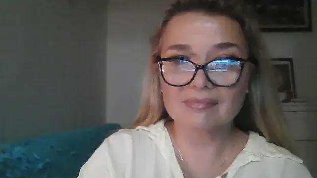 Snapshot of Myrienna chatting on 09/29/25, 05:40 Myrienna online show from 09/29/25, 05:40