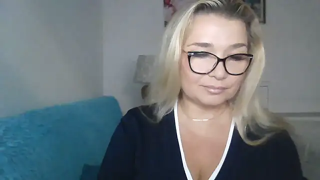 Snapshot of Myrienna chatting on 09/30/25, 07:41 Myrienna online show from 09/30/25, 07:41