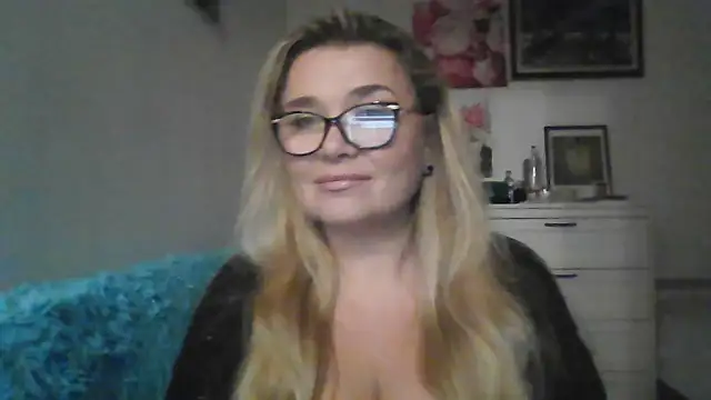 Snapshot of Myrienna chatting on 10/03/25, 10:40 Myrienna online show from 10/03/25, 10:40