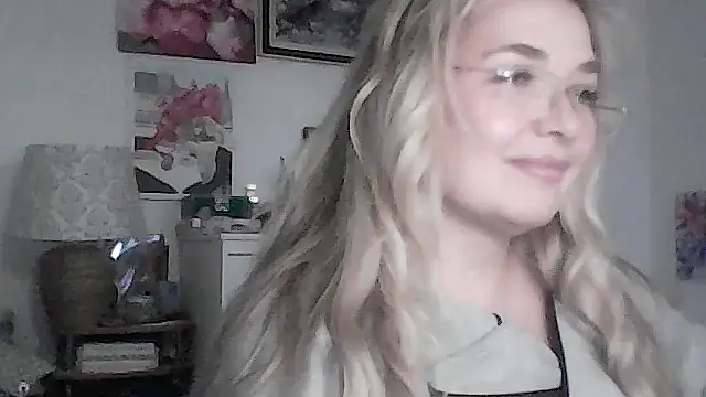 Snapshot of Myrienna chatting on 11/23/25, 09:36 Myrienna online show from 11/23/25, 09:36