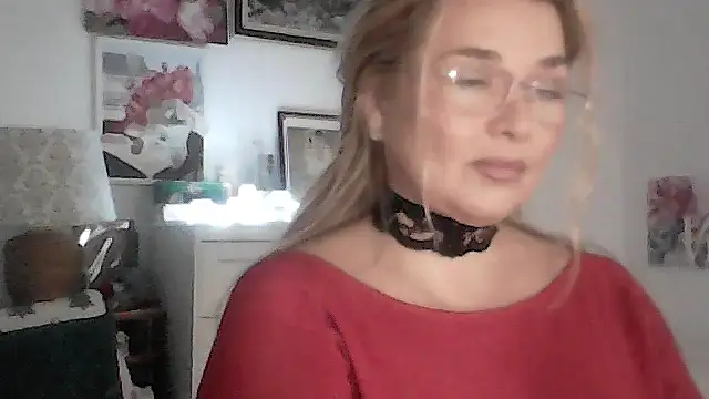 Snapshot of Myrienna chatting on 11/24/25, 08:19 Myrienna online show from 11/24/25, 08:19