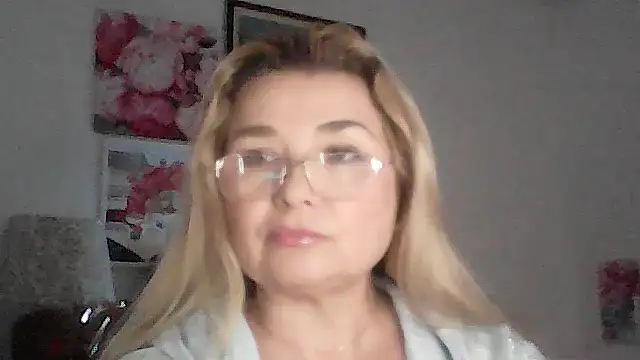 Snapshot of Myrienna chatting on 11/26/25, 11:06 Myrienna online show from 11/26/25, 11:06