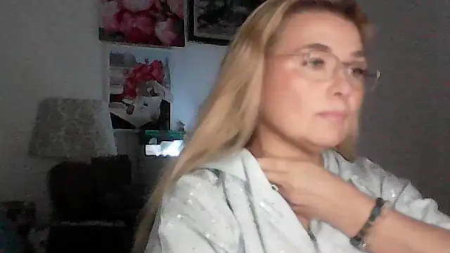 Snapshot of Myrienna chatting on 11/28/25, 03:14 Myrienna online show from 11/28/25, 03:14